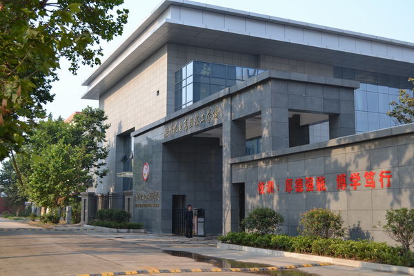 学校东门